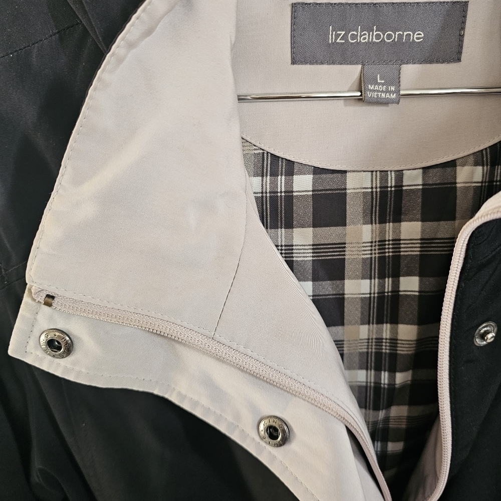 Liz Claiborne rain jacket with hood. Large - Picture 7 of 7